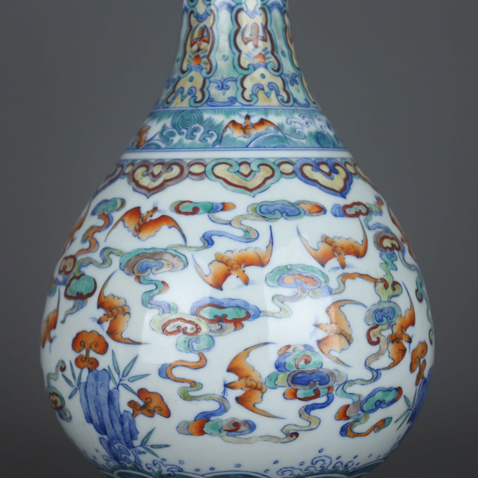 A Exquisite Doucai Auspicious Cloud Bats Pattern Vase - 6