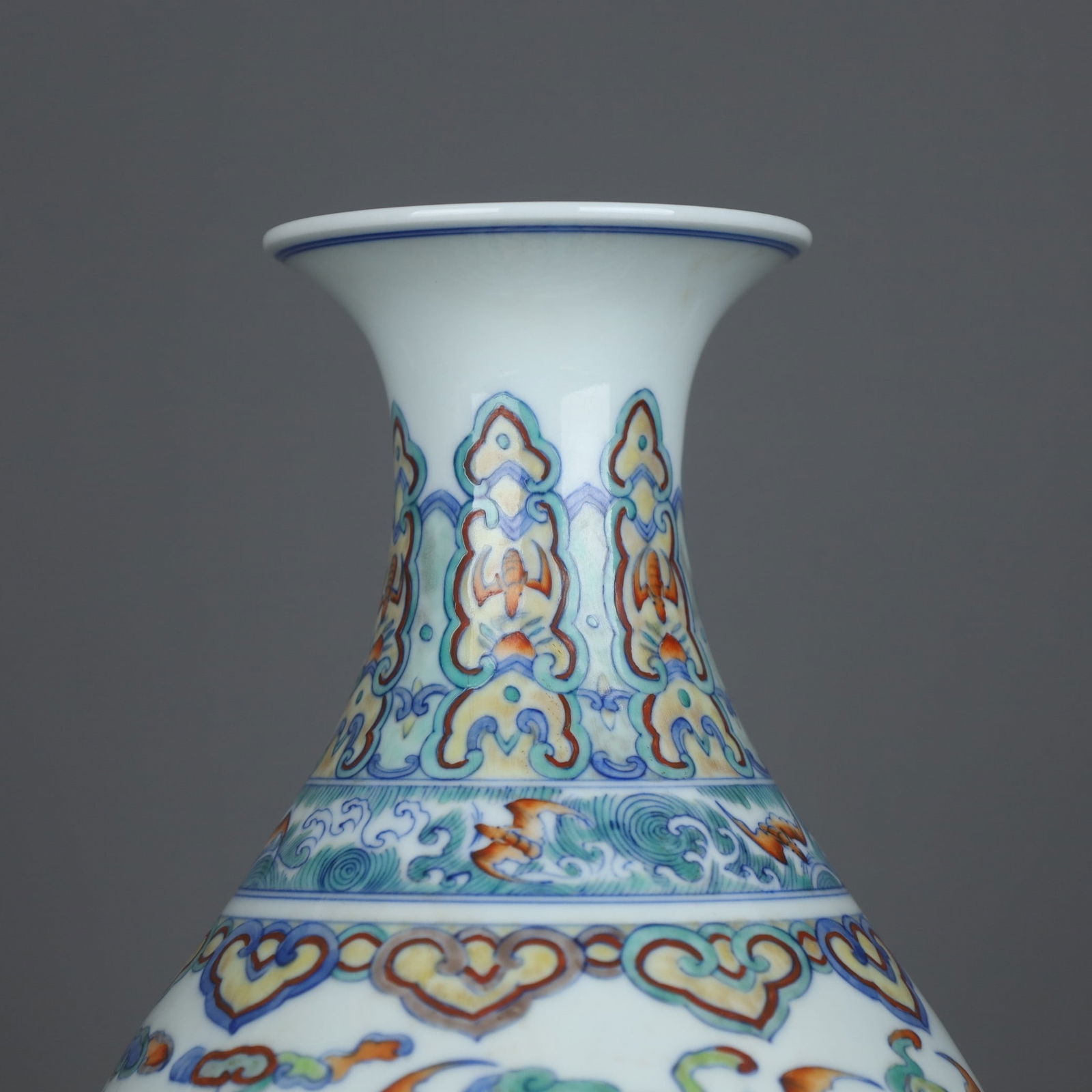 A Exquisite Doucai Auspicious Cloud Bats Pattern Vase - 7