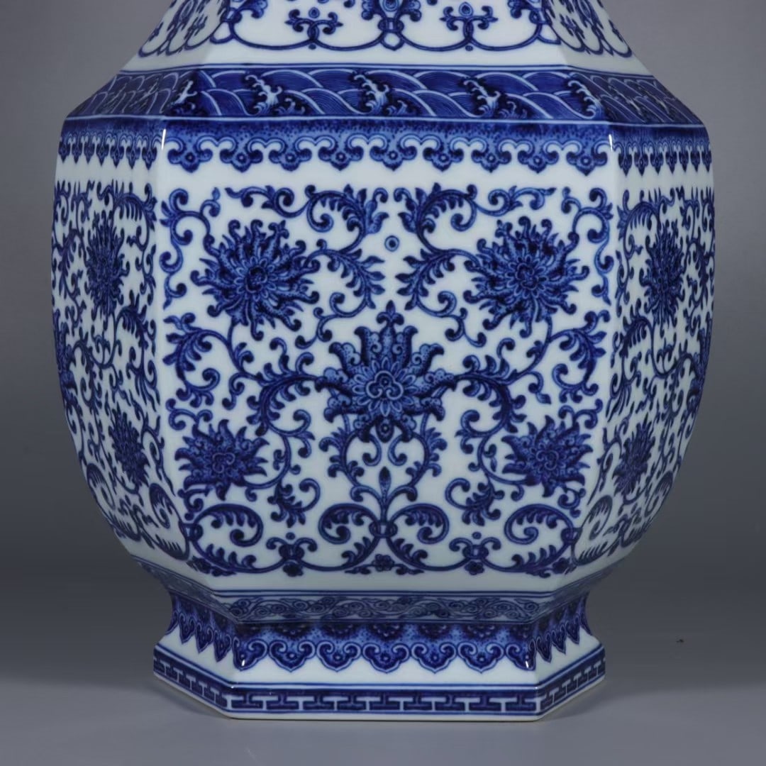A Exquisite Blue and White Lotus Pattern Pattern Vase - 4