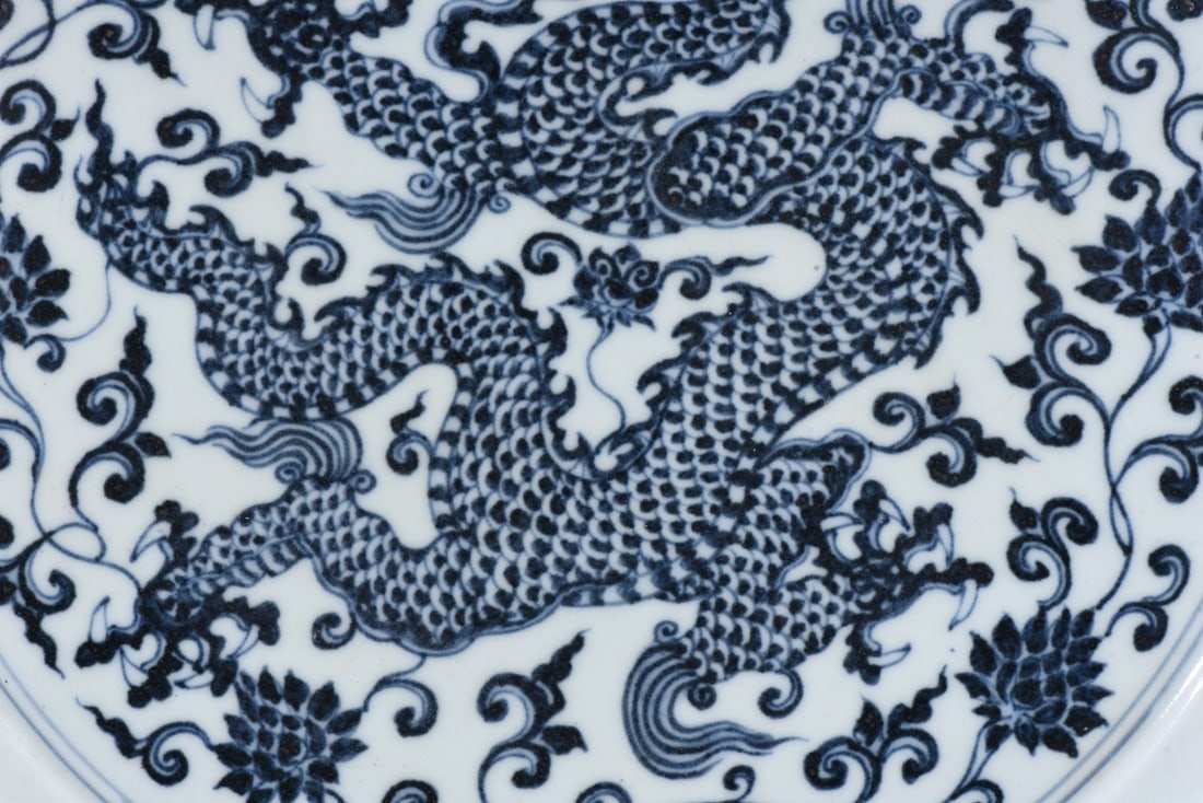 A Rare Blue and White Dragon Pattern Plate - 8