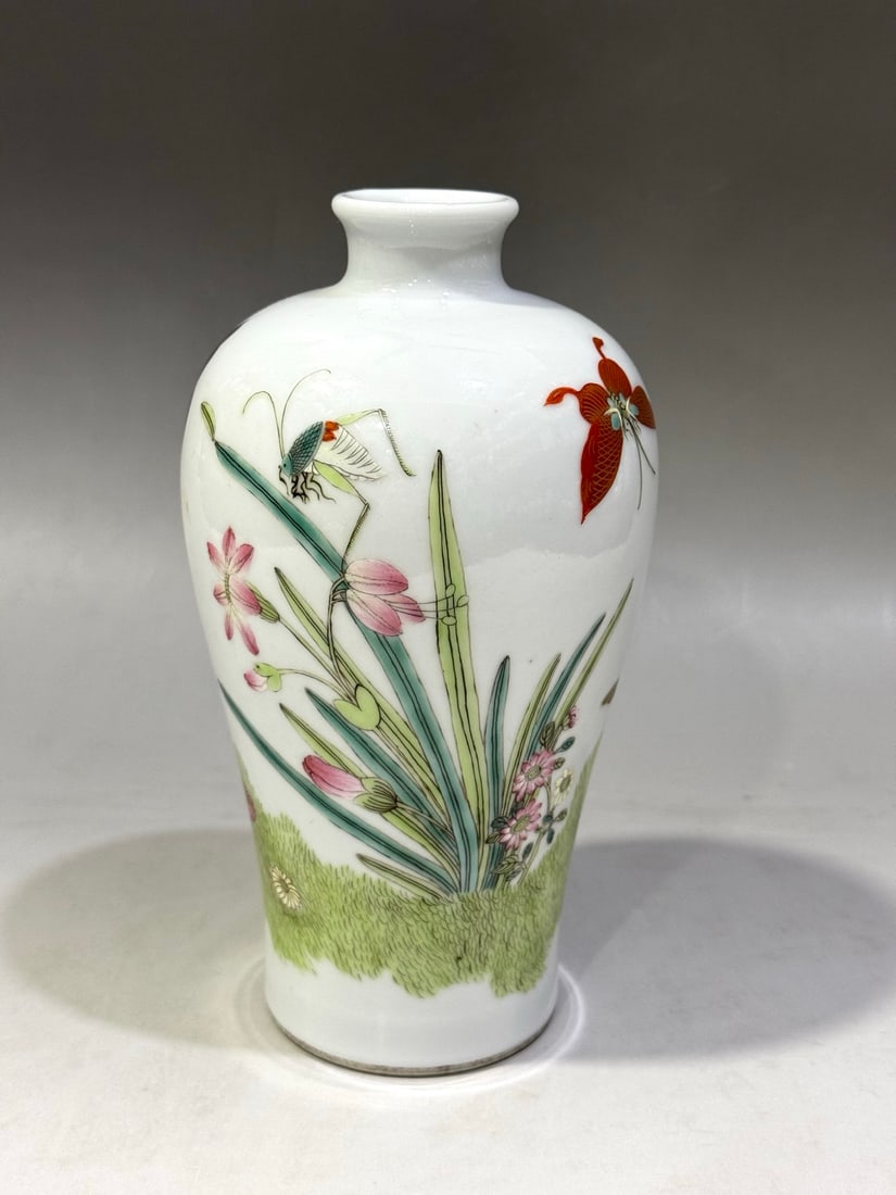 A Exquisite Famille-Rose Flower Pattern Vase (1 of 9)