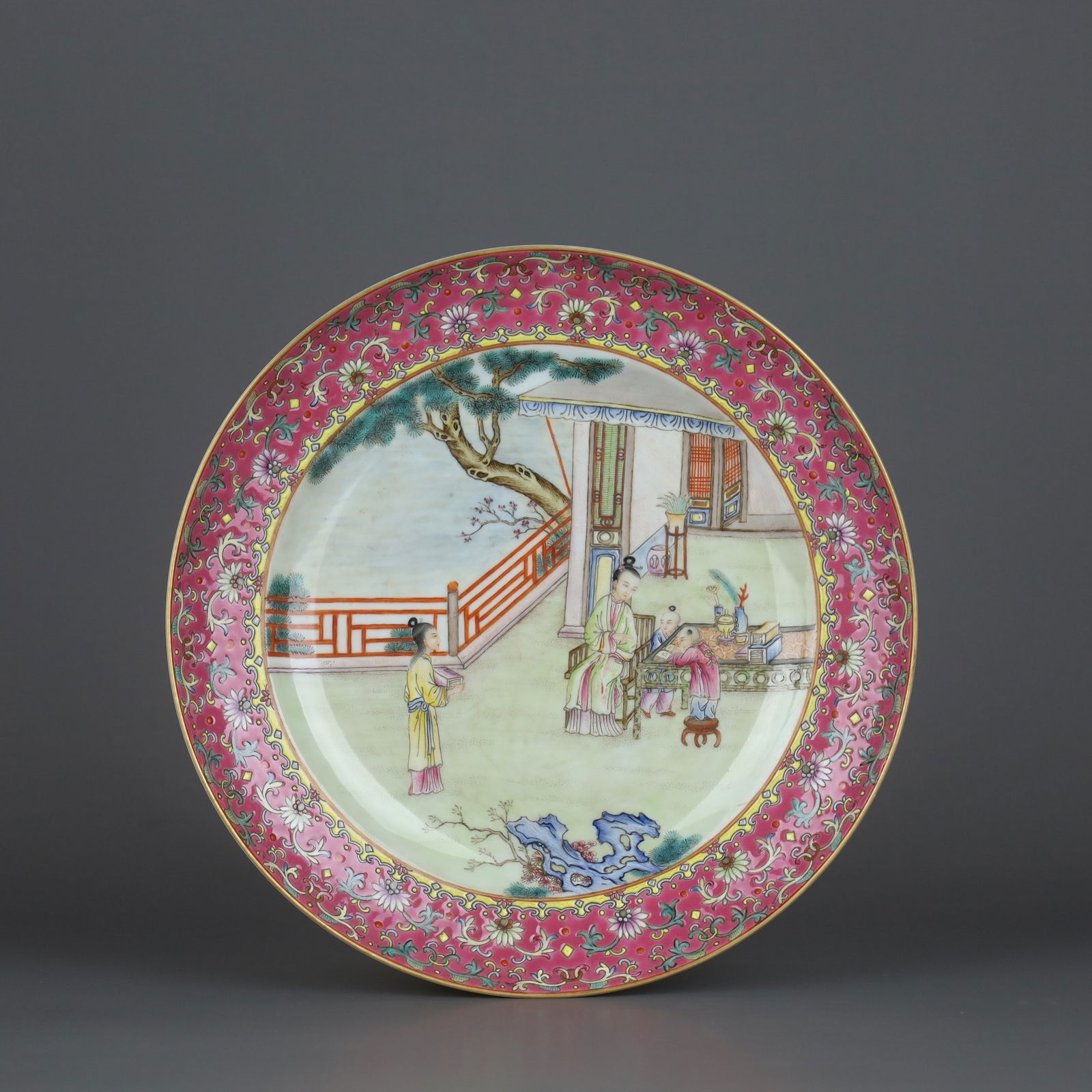 A Exquisite Famille-Rose Figures Pattern Plate: A Exquisite Famille-Rose Figures Pattern Plate,Qing Dynasty, China,Yongzheng Six-character Mark,Size:1.5inx9.6in 
