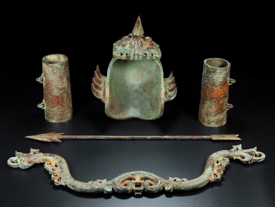 A set of Rare Hetian Jade Armor: A set of Rare Hetian Jade Armor,Han Dynasty, China,Size:(Helmet) 10.2inx9.4inx13.8in;(Bow) 25.2inx1.2inx6.3in;(Arm Guard) 3.1inx3.1inx7.1in, Total Weight:5000g 一套和田玉
