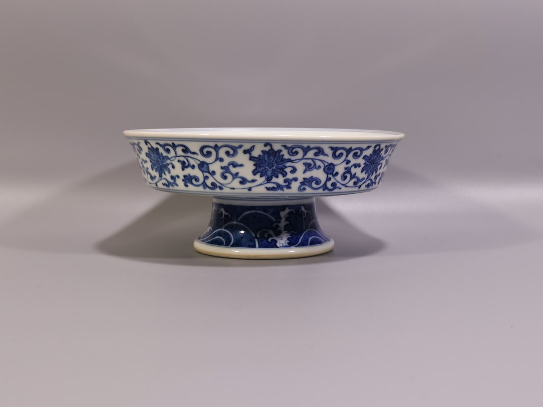 A Exquisite Blue and White Lotus Pattern Plate: A Exquisite Blue and White Lotus Pattern Plate,Qing Dynasty, China,Qianlong Six-character Mark,Size: 3inx7in 