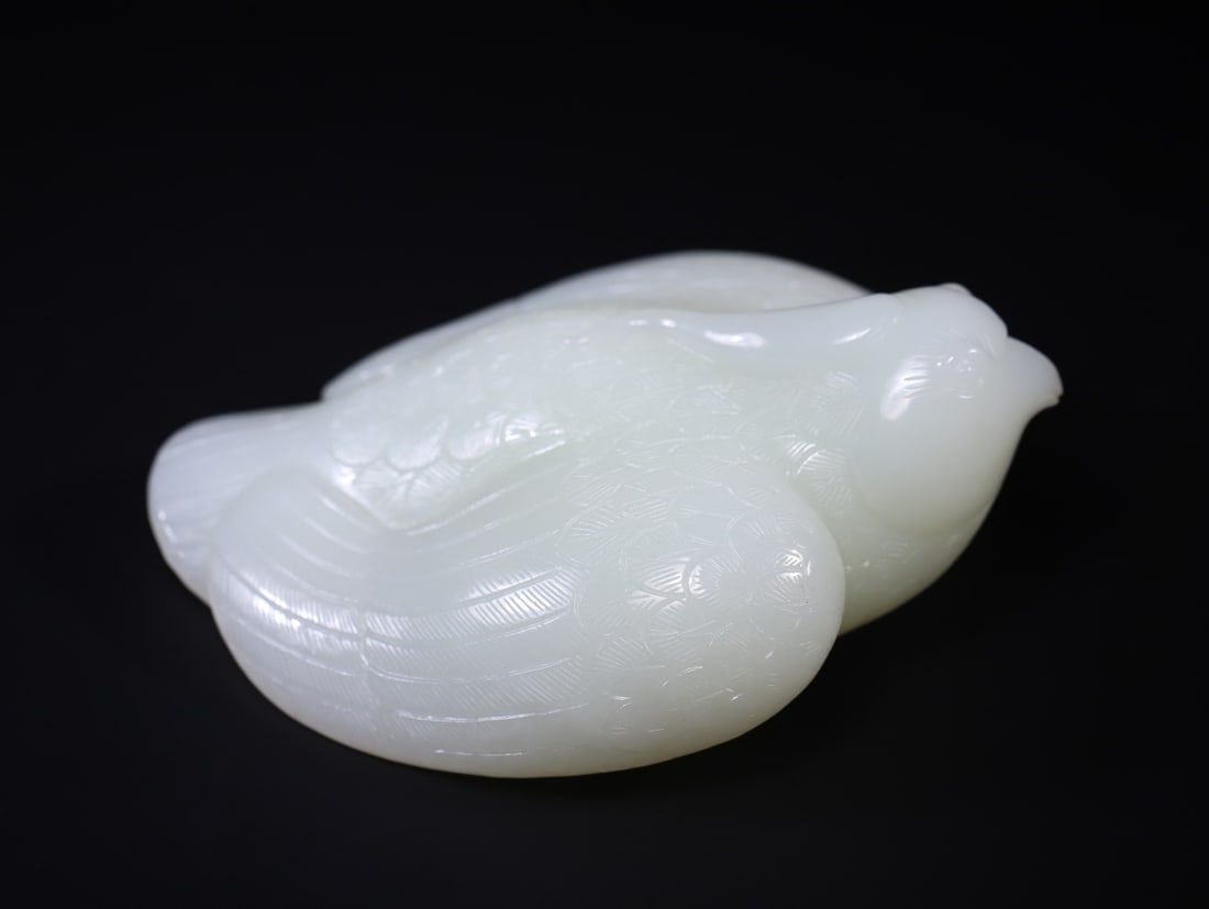A Exquisite Hotan Jade Bird Ornament: A Exquisite Hotan Jade Bird Ornament,Qing Dynasty, China,Size:4.5inx3.8inx1.8in,Weight:441.4g 和田玉鸟摆件,中国清代