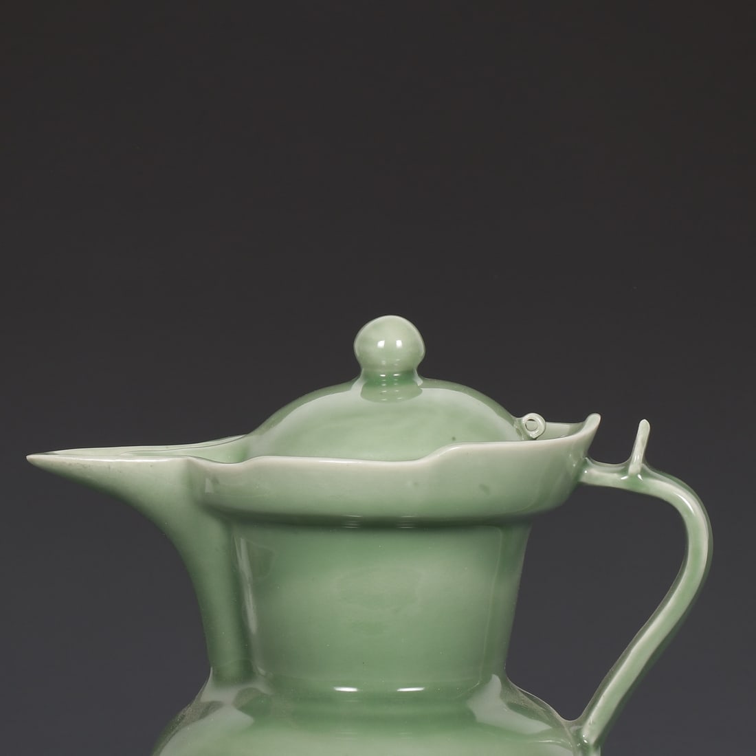 A Exquisite Green Glazed Ewer - 2