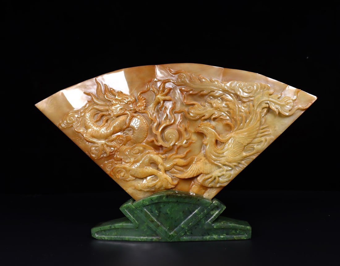 A Exquisite Hetian Jade Dragon Pattern Fan: A Exquisite Hetian Jade Dragon Pattern Fan,Han Dynasty, China,Size:14.6inx1.6inx9.1in,Weight:1787g 和田玉龙纹扇子,中国汉代