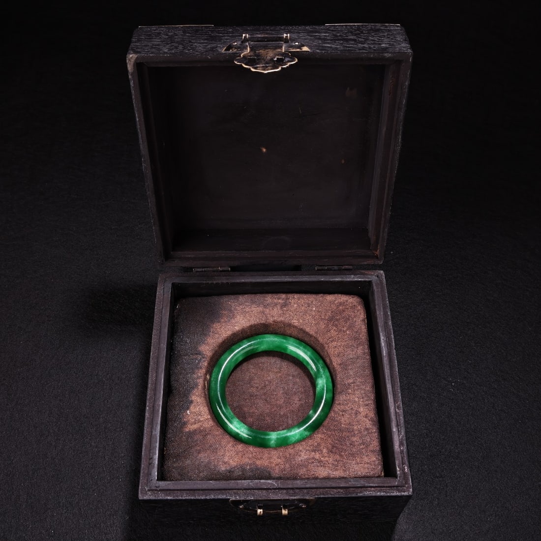 A Exquisite Jadeite Bracelets: A Exquisite Jadeite Bracelets,Qing Dynasty,China,Size:2.4in,Weight:90g 翡翠手镯,中国清代