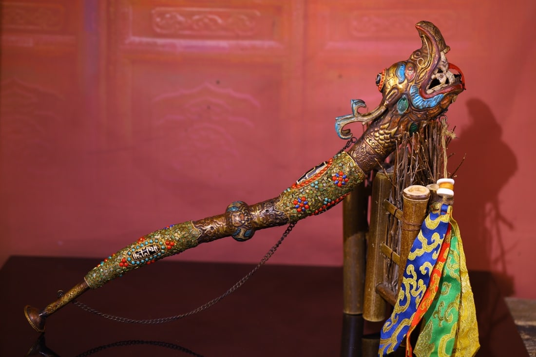 A Exquisite Bronze Cloisonne Gem-Inlaid Trumpet: A Exquisite Bronze Cloisonne Gem-Inlaid Trumpet,Qing Dynasty, China,Size:20.1inx3.9in,Weight:450g 