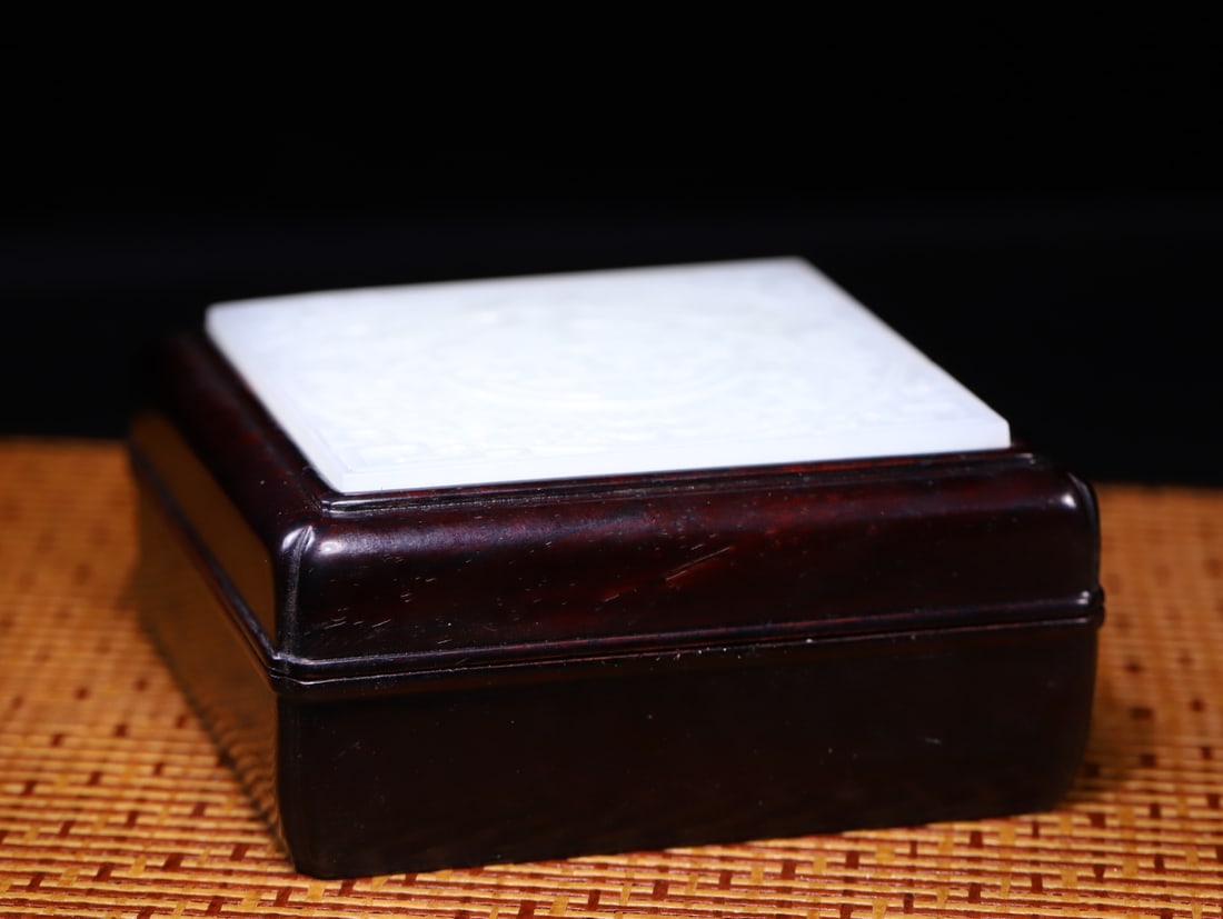 A Exquisite Hotan Jade Redwood Box: A Exquisite Hotan Jade Redwood Box,Qing Dynasty, China,Size:4.2inx2in,Weight:371.9g 和田玉红木盒,中国清代