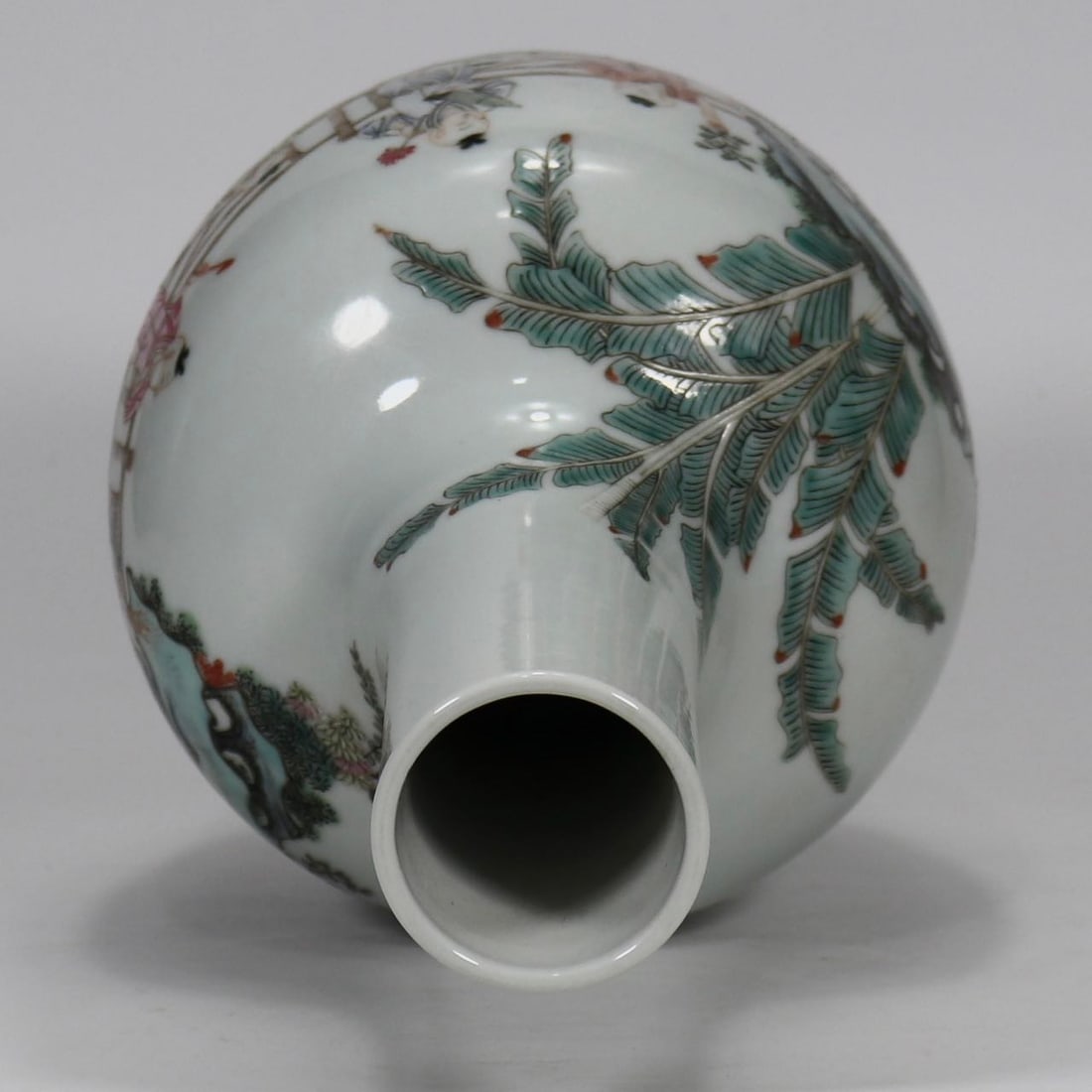 A Exquisite Famille-Rose Figures Pattern Vase - 4