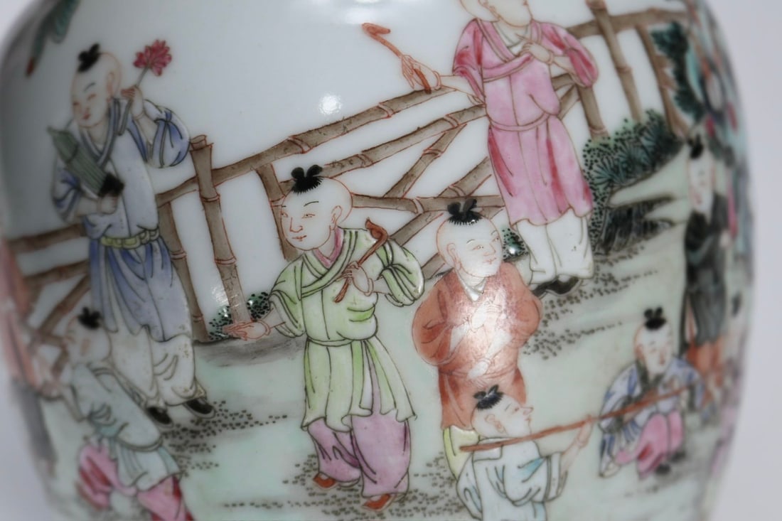 A Exquisite Famille-Rose Figures Pattern Vase - 7