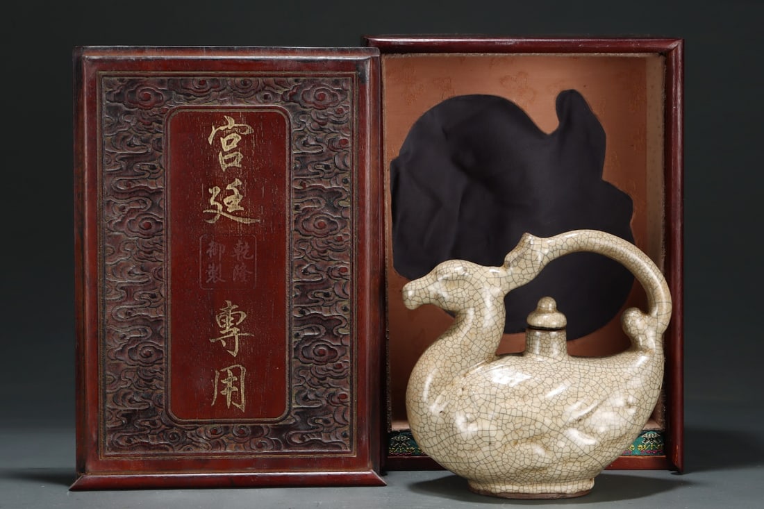 A Exquisite Ge yao Goose-shaped Ewer: A Exquisite Ge yao Goose-shaped Ewer,Song Dynasty, China,Size:8.1inx8.1in 哥窑鹅形壶,中国宋代