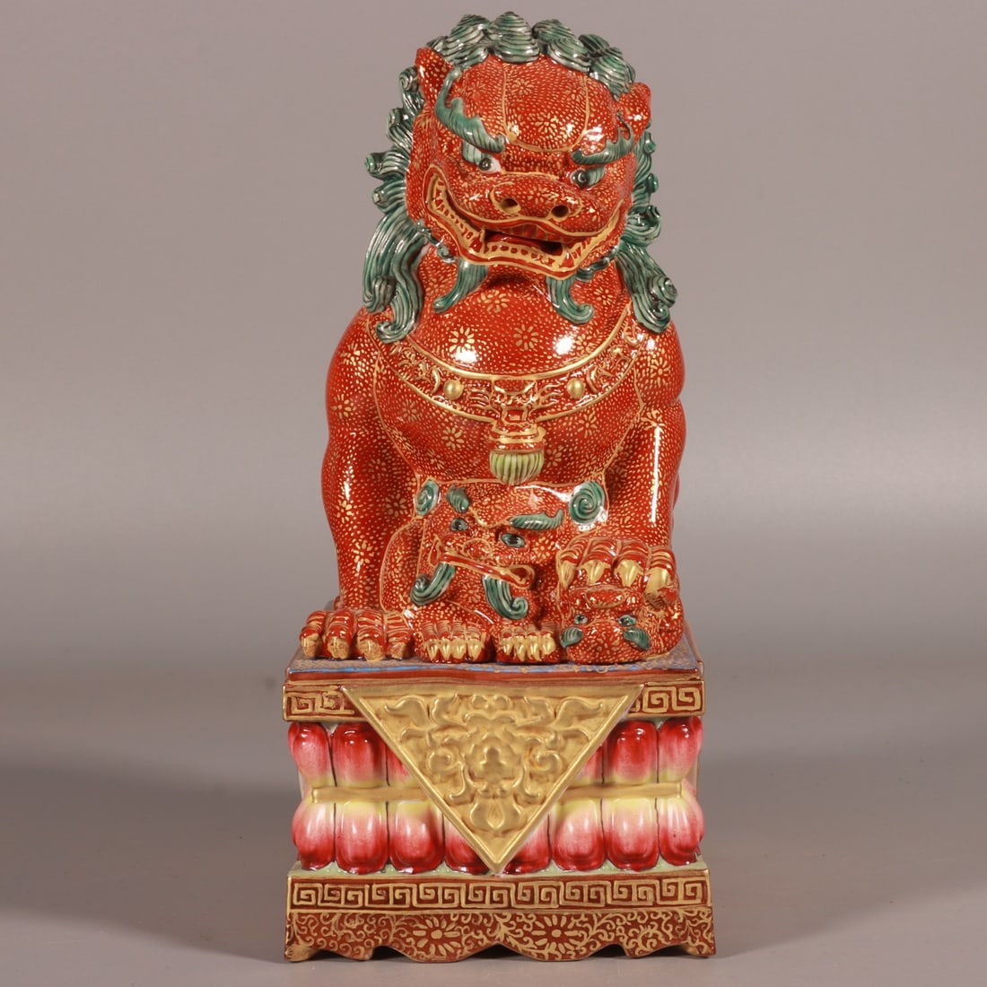 A Exquisite Enamel Iron-Red Painted Gold Lion Ornament: A Exquisite Enamel Iron-Red Painted Gold Lion Ornament,Qing Dynasty, China,Qianlong Six-character Mark,Size:7.9inx4.3in 