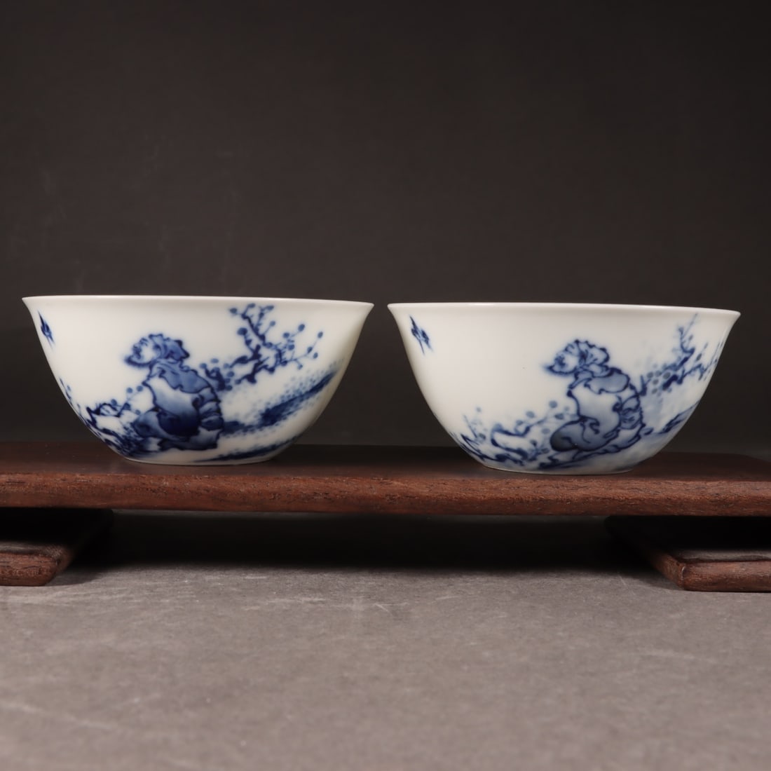 A pair of Exquisite Blue and White Figures Pattern Vase: A pair of Exquisite Blue and White Figures Pattern Vase,Modern Time of China,With Mark,Size:1.7inx3.6inx1.6in 一对青花人物纹瓶,近现代,