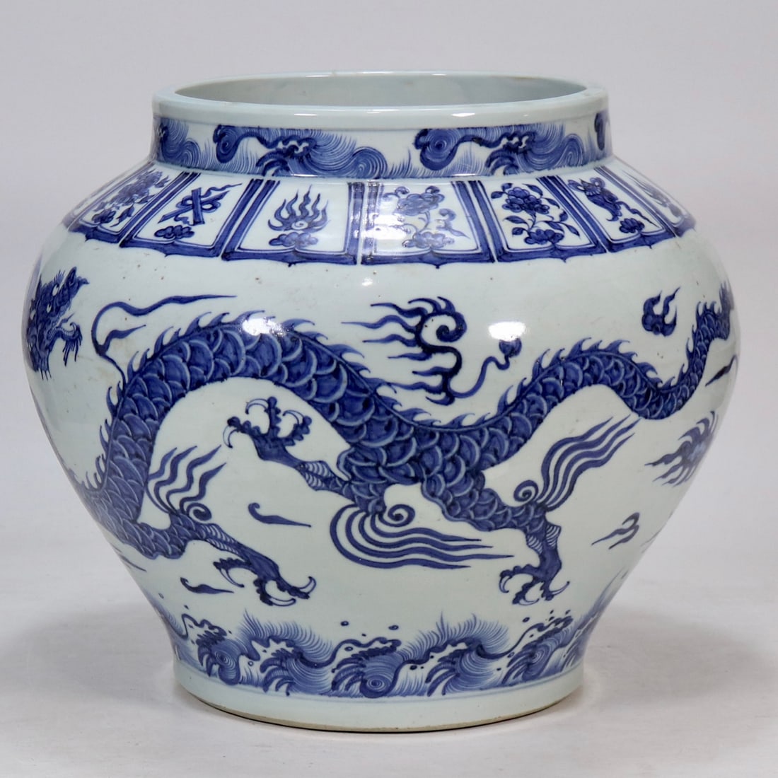 A Exquisite Blue and White Dragon Pattern Jar - 2