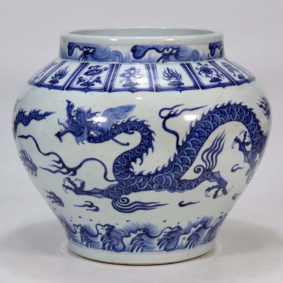 A Exquisite Blue and White Dragon Pattern Jar - 3