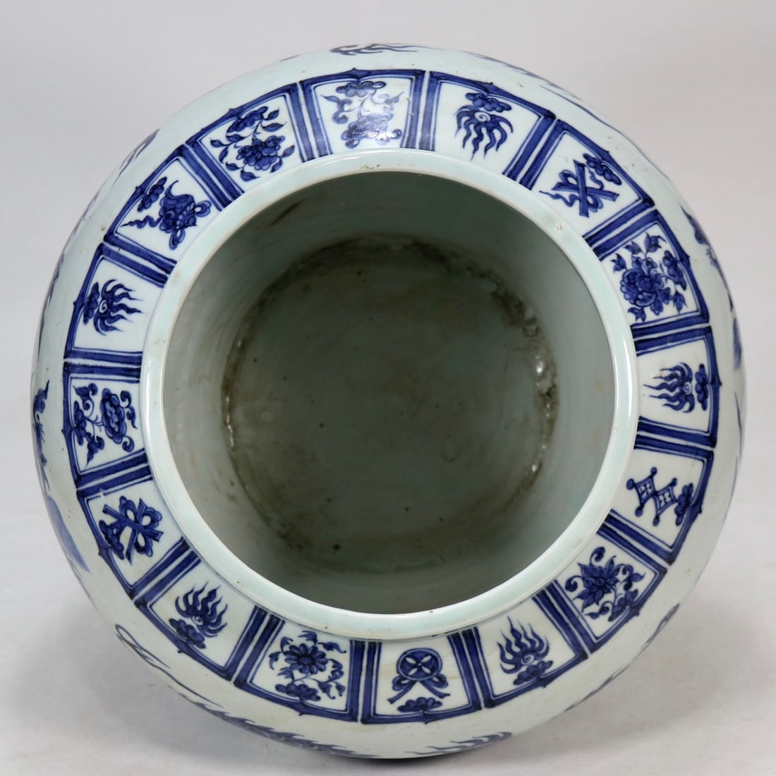 A Exquisite Blue and White Dragon Pattern Jar - 5