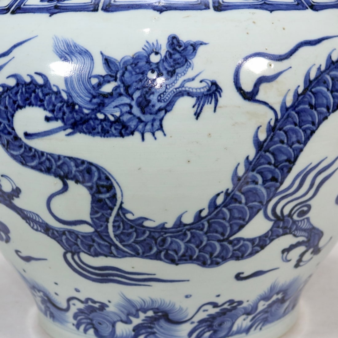 A Exquisite Blue and White Dragon Pattern Jar - 7