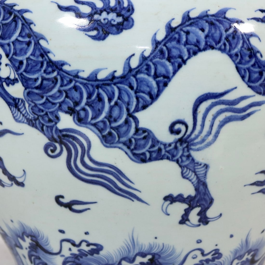 A Exquisite Blue and White Dragon Pattern Jar - 8