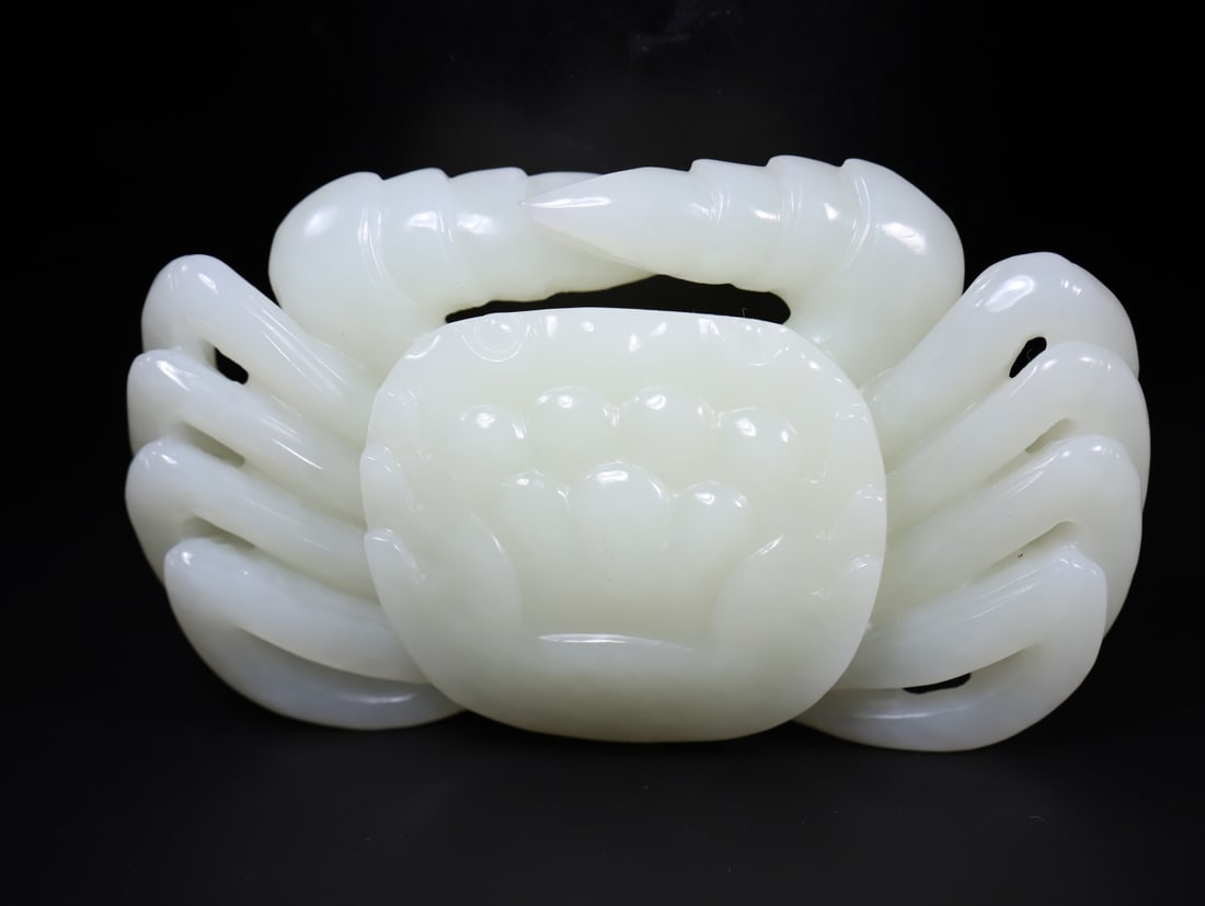 A Exquisite Hotan Jade crab Ornament: A Exquisite Hotan Jade crab Ornament,Qing Dynasty, China,Size:4.2inx2.4inx1.1in,Weight:230.9g 和田玉螃蟹摆件,中国清代