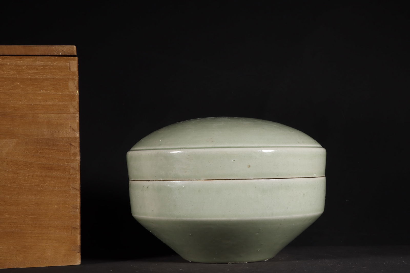 A Exquisite Yue Kiln Celadon Box: A Exquisite Yue Kiln Celadon Box,Tang Dynasty, China,Size:4.9inx6.7in 越窑青瓷盒,中国唐代