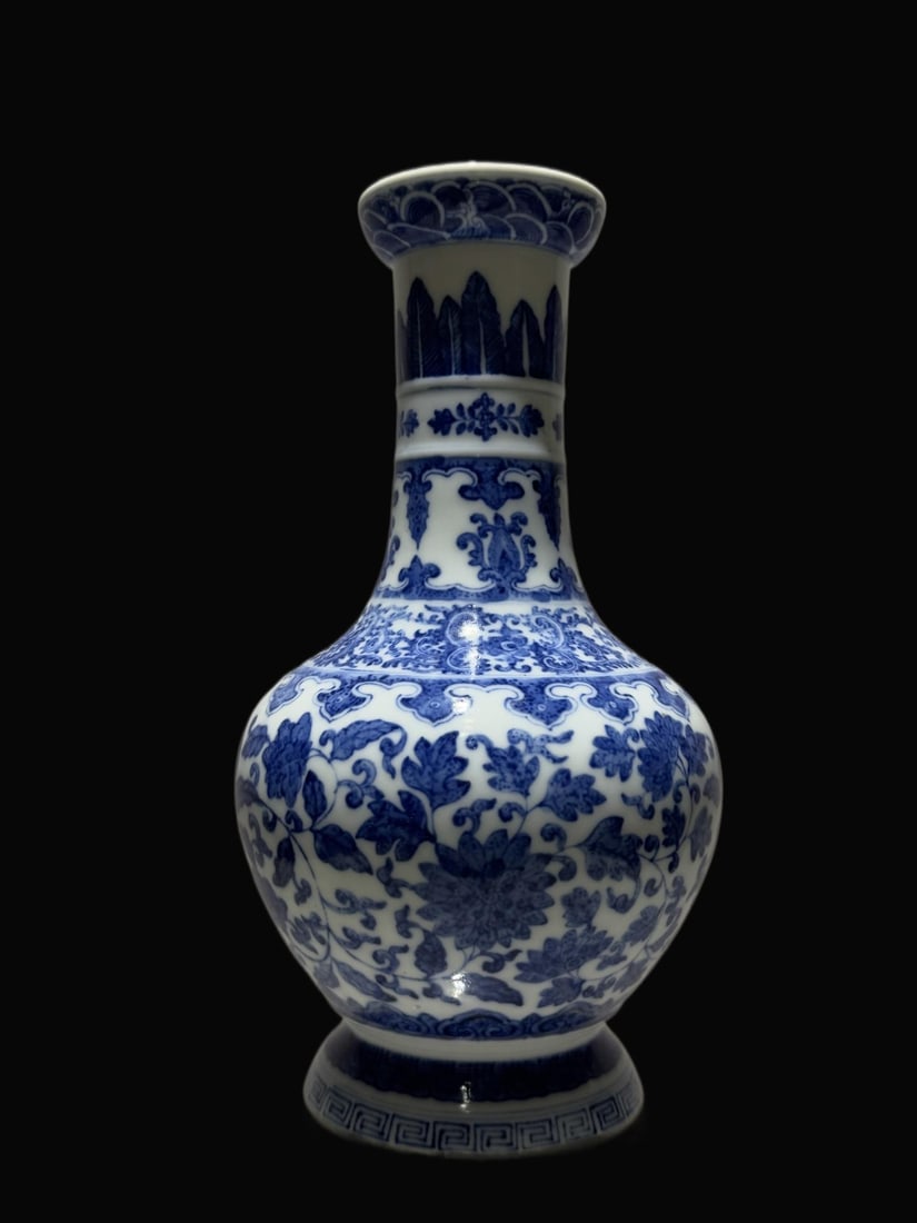 A Exquisite Blue and White Lotus Pattern Vase: A Exquisite Blue and White Lotus Pattern Vase,Qing Dynasty, China,Qianlong Six-character Mark,Size:9.6in 青花缠枝莲纹瓶,中国清代,È