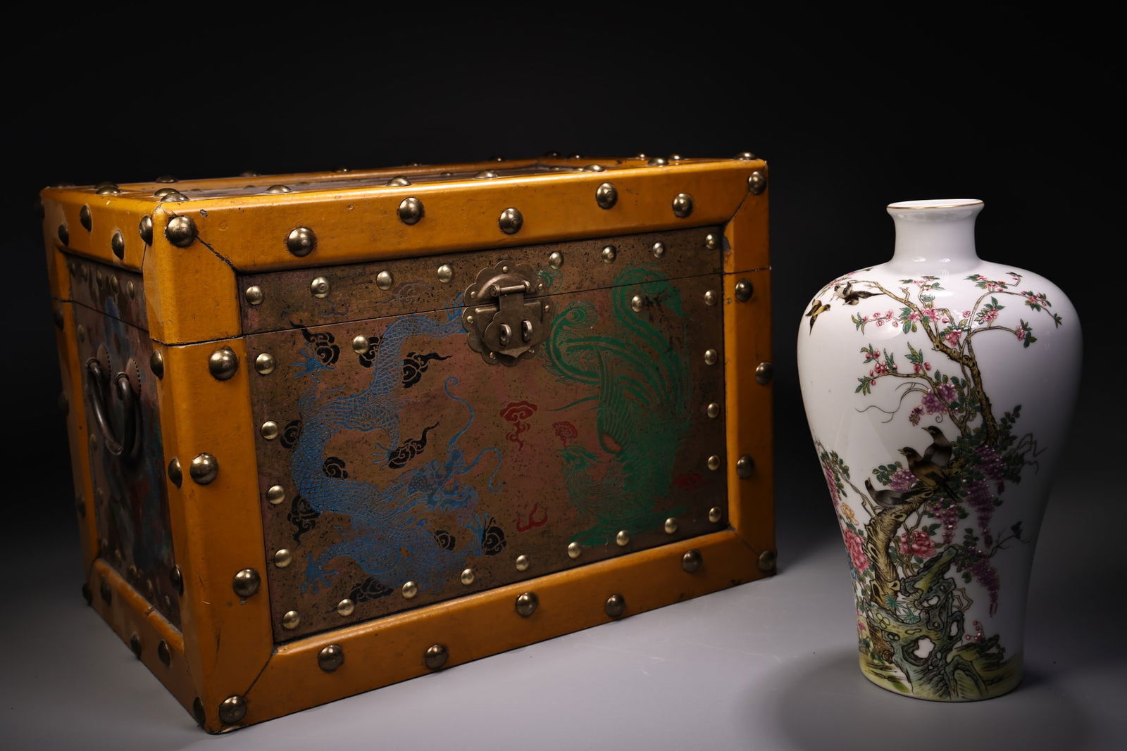 A Exquisite Famille-Rose Flower and Bird Pattern Vase: A Exquisite Famille-Rose Flower and Bird Pattern Vase,Qing Dynasty,China,Yongzheng Four-character Mark,Size:9.4inx5.1in,Weight:820g 