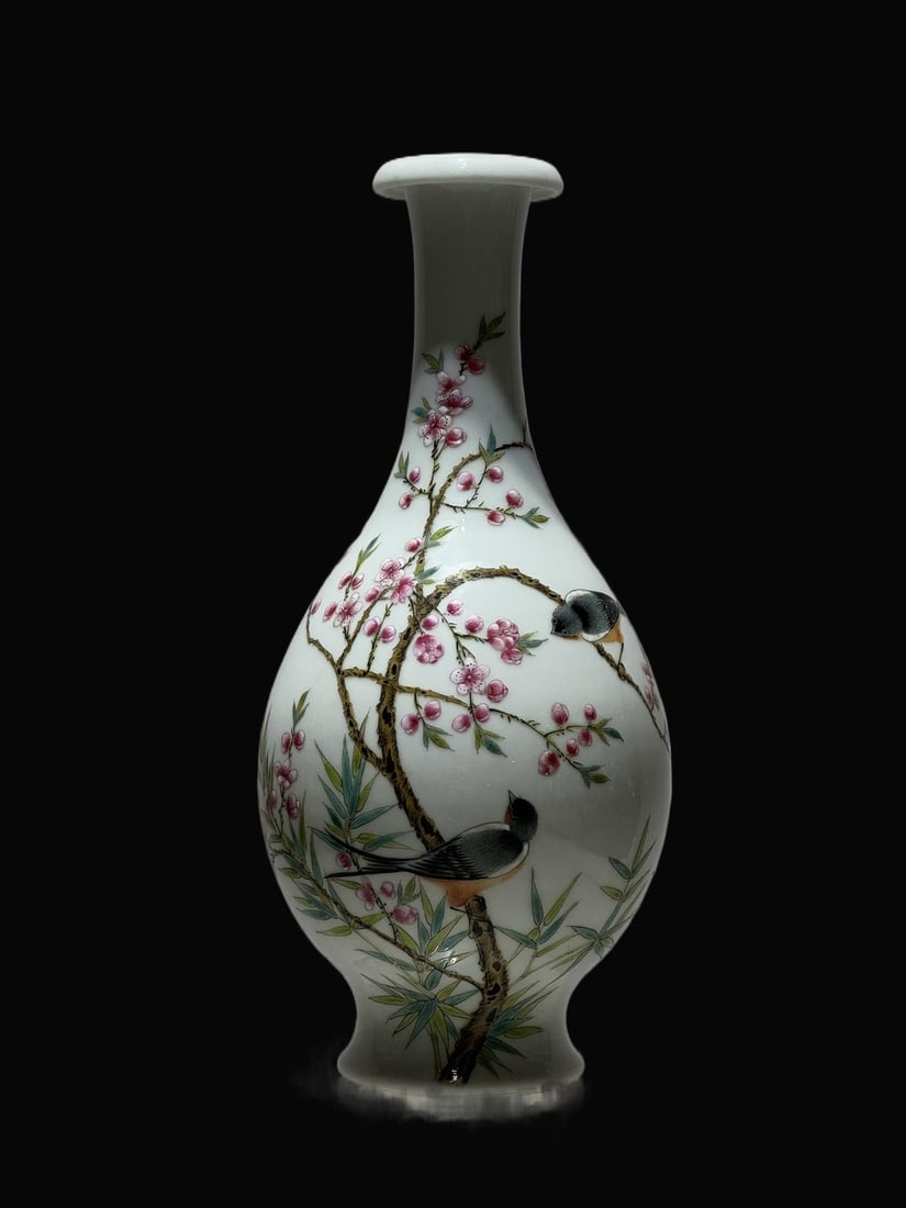 A Exquisite Famille-Rose Flower and Bird Pattern Vase: A Exquisite Famille-Rose Flower and Bird Pattern Vase,Qing Dynasty, China,Guangxu Six-character Mark,Size:8.1in 
