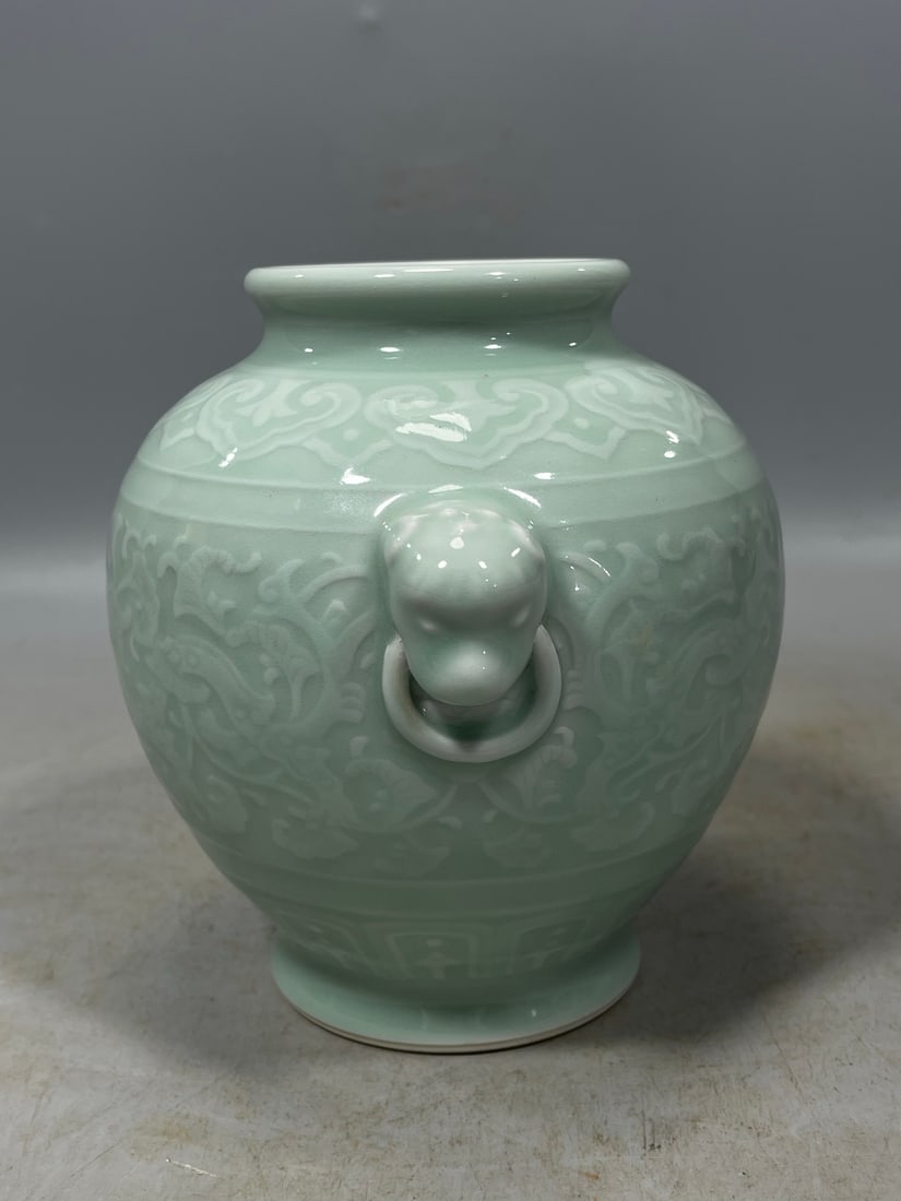 Pea-Green Glaze Lotus Pattern Vase - 2