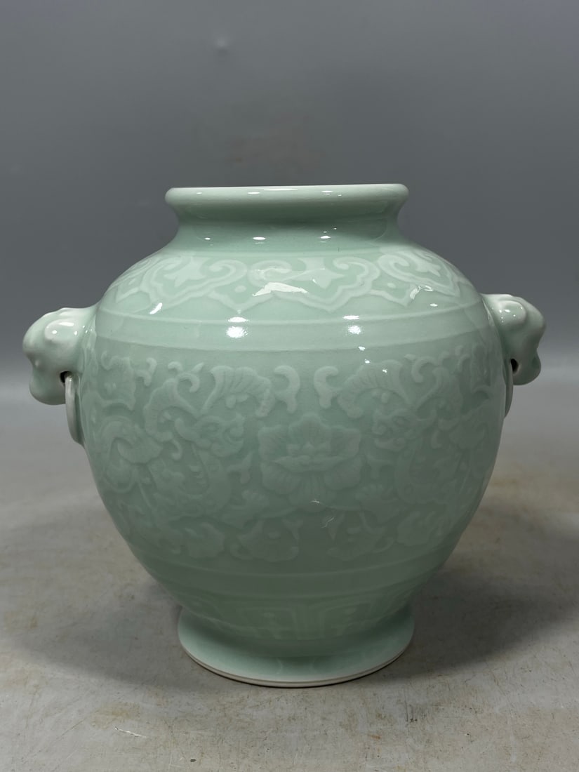 Pea-Green Glaze Lotus Pattern Vase - 3