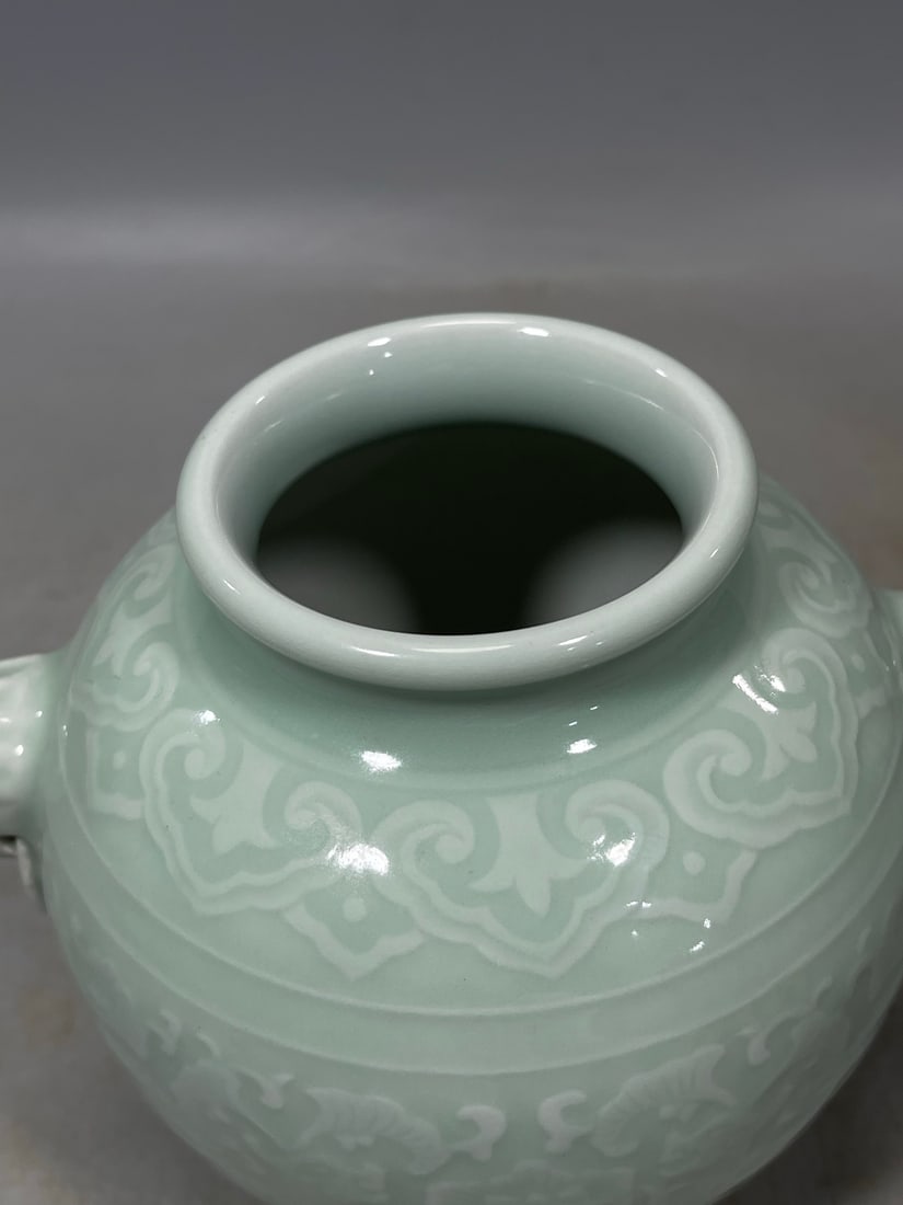 Pea-Green Glaze Lotus Pattern Vase - 5