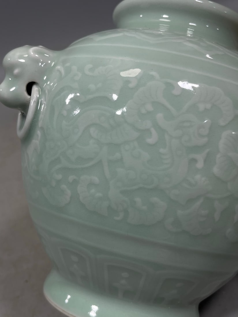 Pea-Green Glaze Lotus Pattern Vase - 6