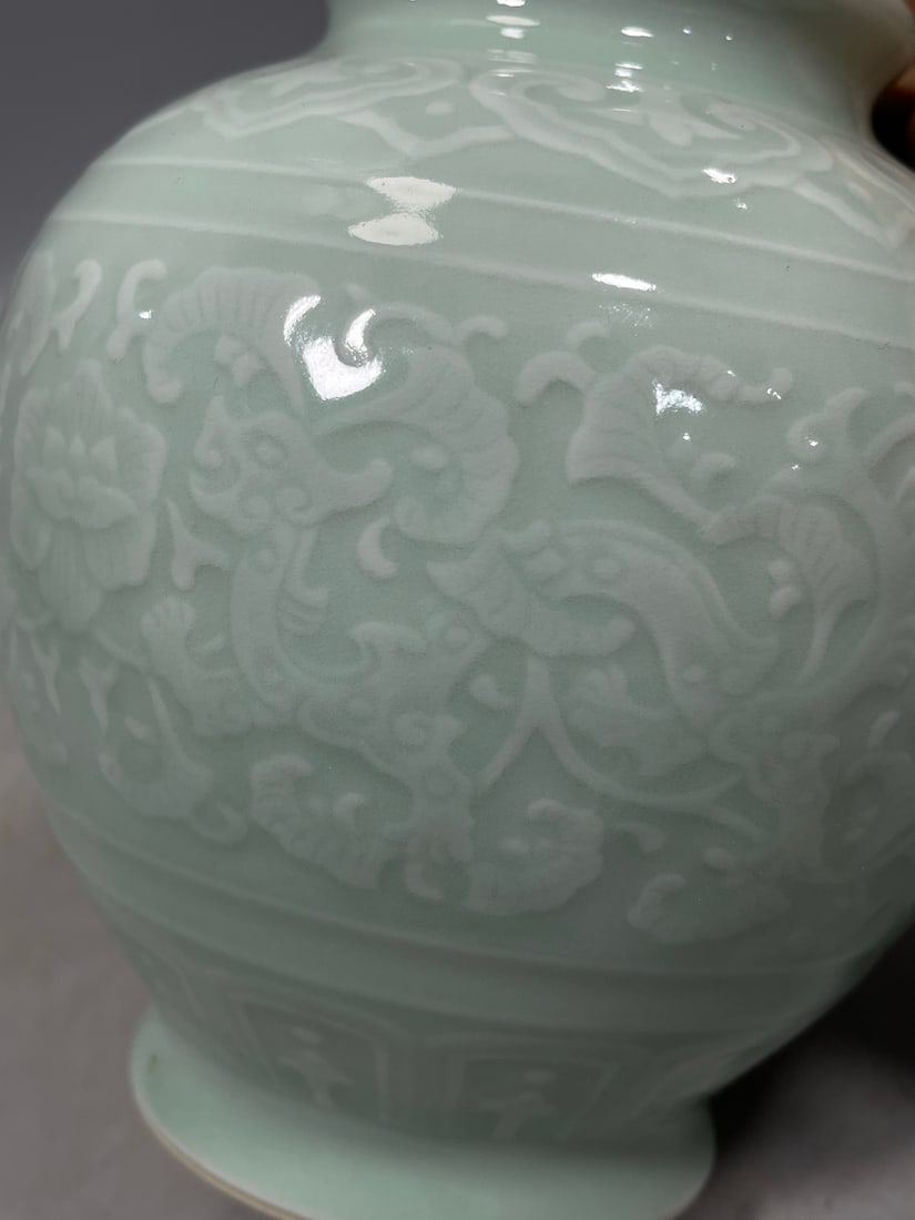 Pea-Green Glaze Lotus Pattern Vase - 7