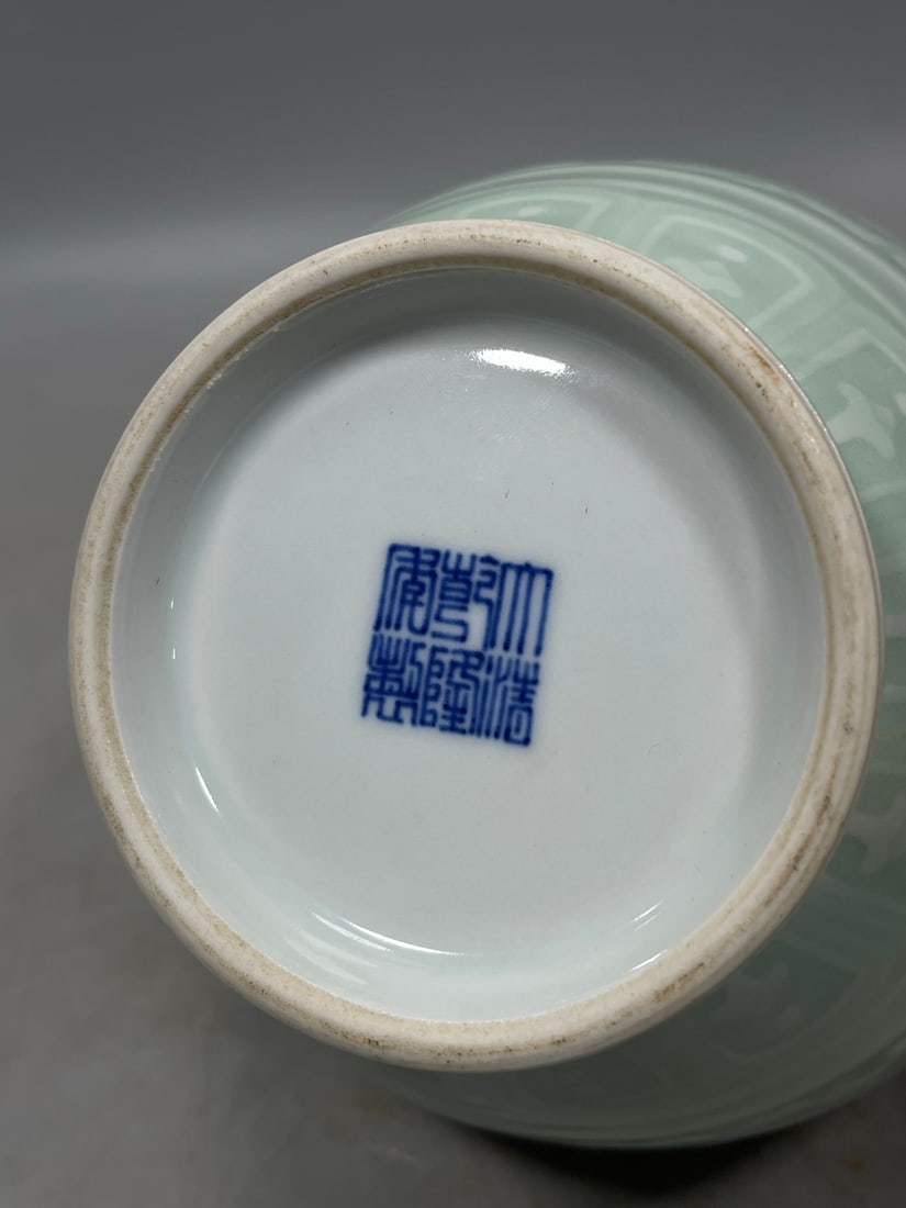 Pea-Green Glaze Lotus Pattern Vase - 8