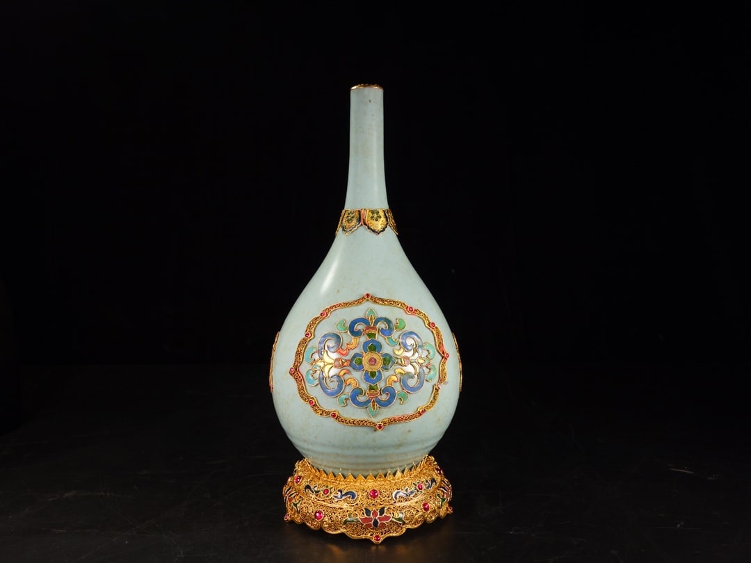 A Exquisite Green Glaze Cloisonne Flower Pattern Vase: A Exquisite Green Glaze Cloisonne Flower Pattern Vase,Qing Dynasty, China,Qianlong Four-character Mark,Size:13inx5.5in,Weight:1281g 青釉掐丝花卉纹瓶,