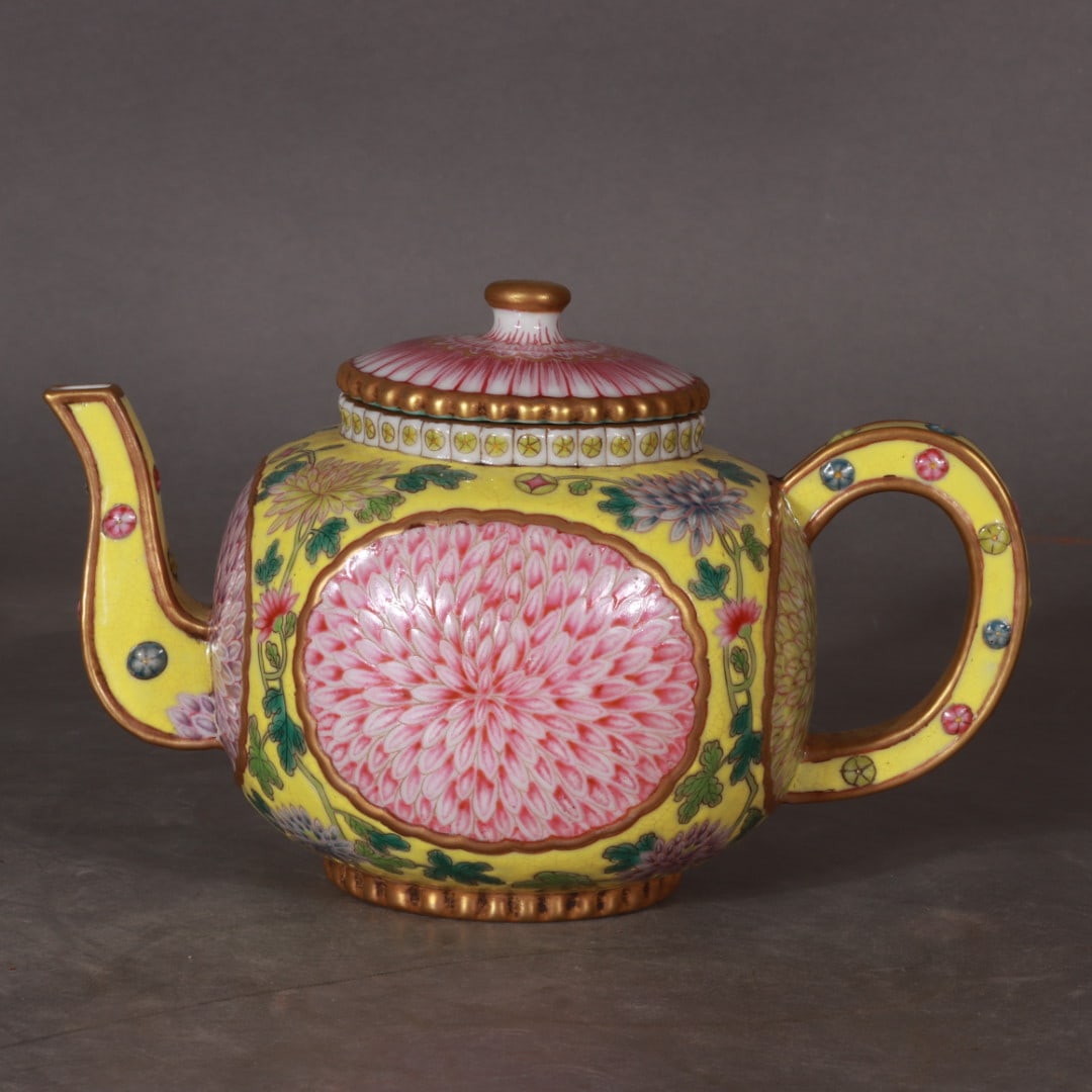 A Exquisite Enamel Painted Gold Flower Pattern Ewer: A Exquisite Enamel Painted Gold Flower Pattern Ewer,Qing Dynasty, China,Qianlong Four-character Mark,Size:4.7inx2.8inx2.6in 