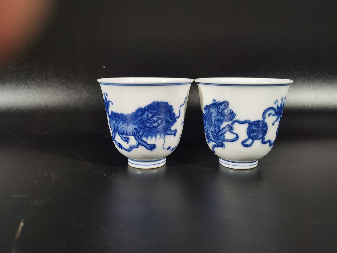 A pair of Exquisite Blue and White Lion Pattern Cup: A pair of Exquisite Blue and White Lion Pattern Cup,Qing Dynasty, China,Qianlong Six-character Mark,Size: 2.4inx2.6in 一对青花狮纹杯,中国清&