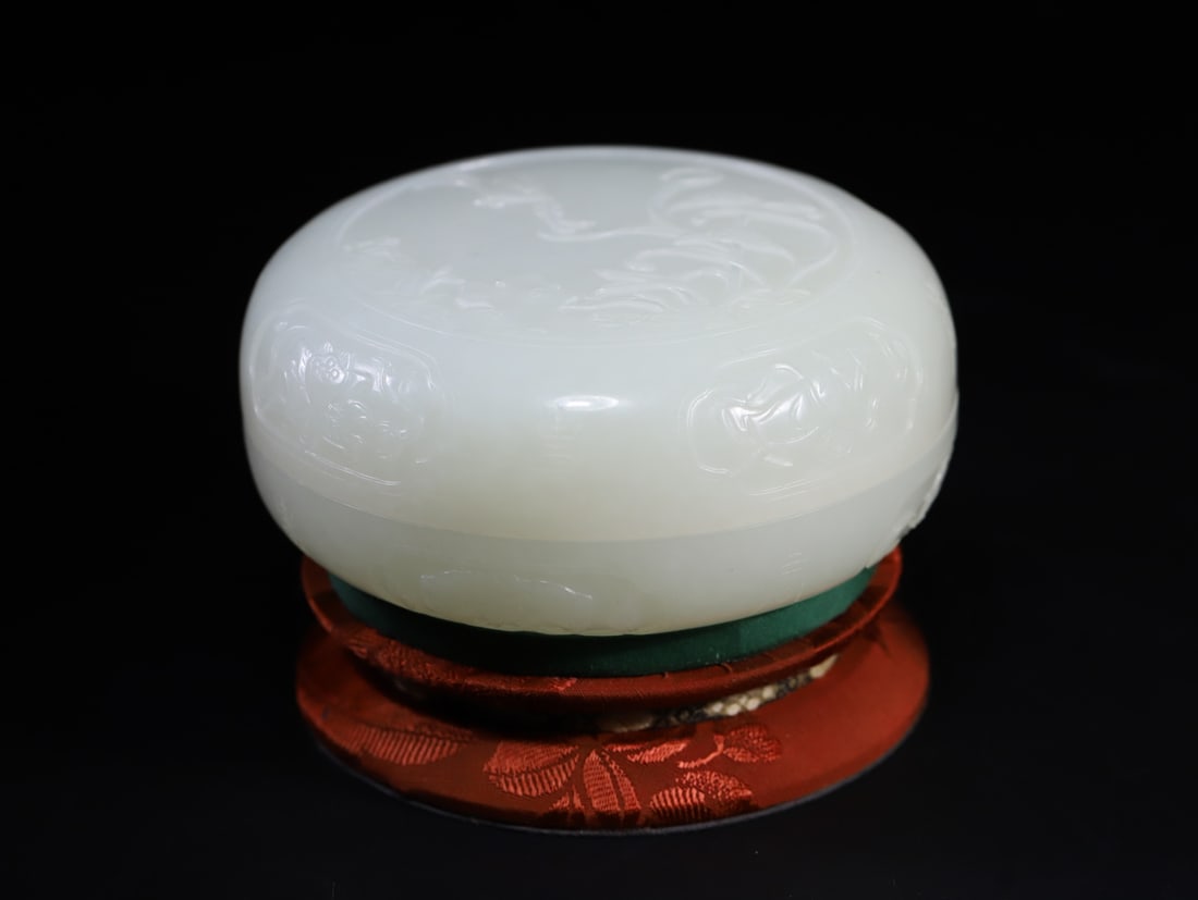 A Exquisite Hotan Jade Lotus Leaf Pattern Box: A Exquisite Hotan Jade Lotus Leaf Pattern Box,Qing Dynasty, China,Size:4.1inx1.9in,Weight:375.5g 和田玉荷叶纹盒,中国清代