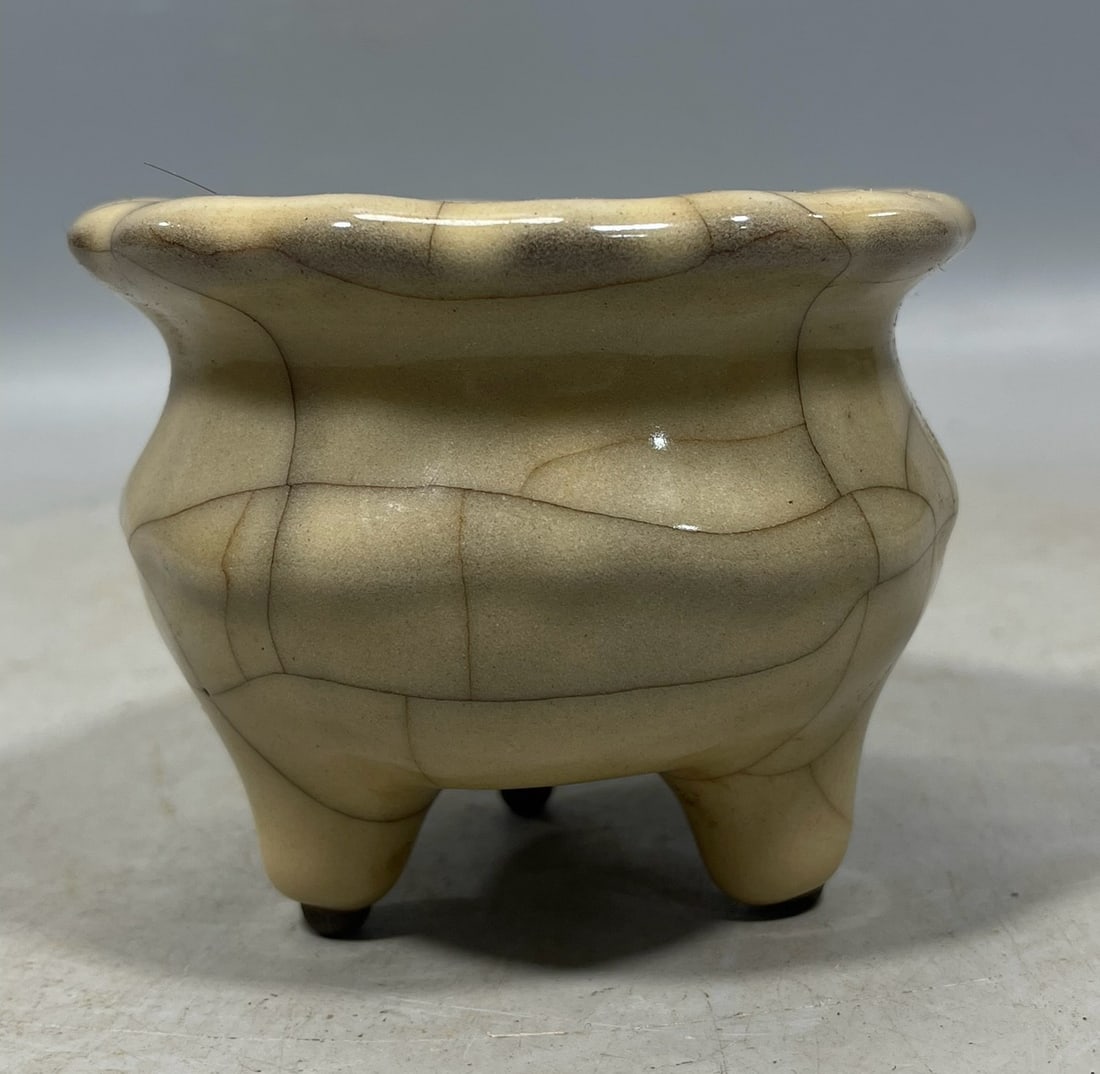 Ge yao Tripod Censer: Ge yao Tripod Censer,Song Dynasty, China,Size:3.5inx4.3in 哥窑三足炉,中国宋代