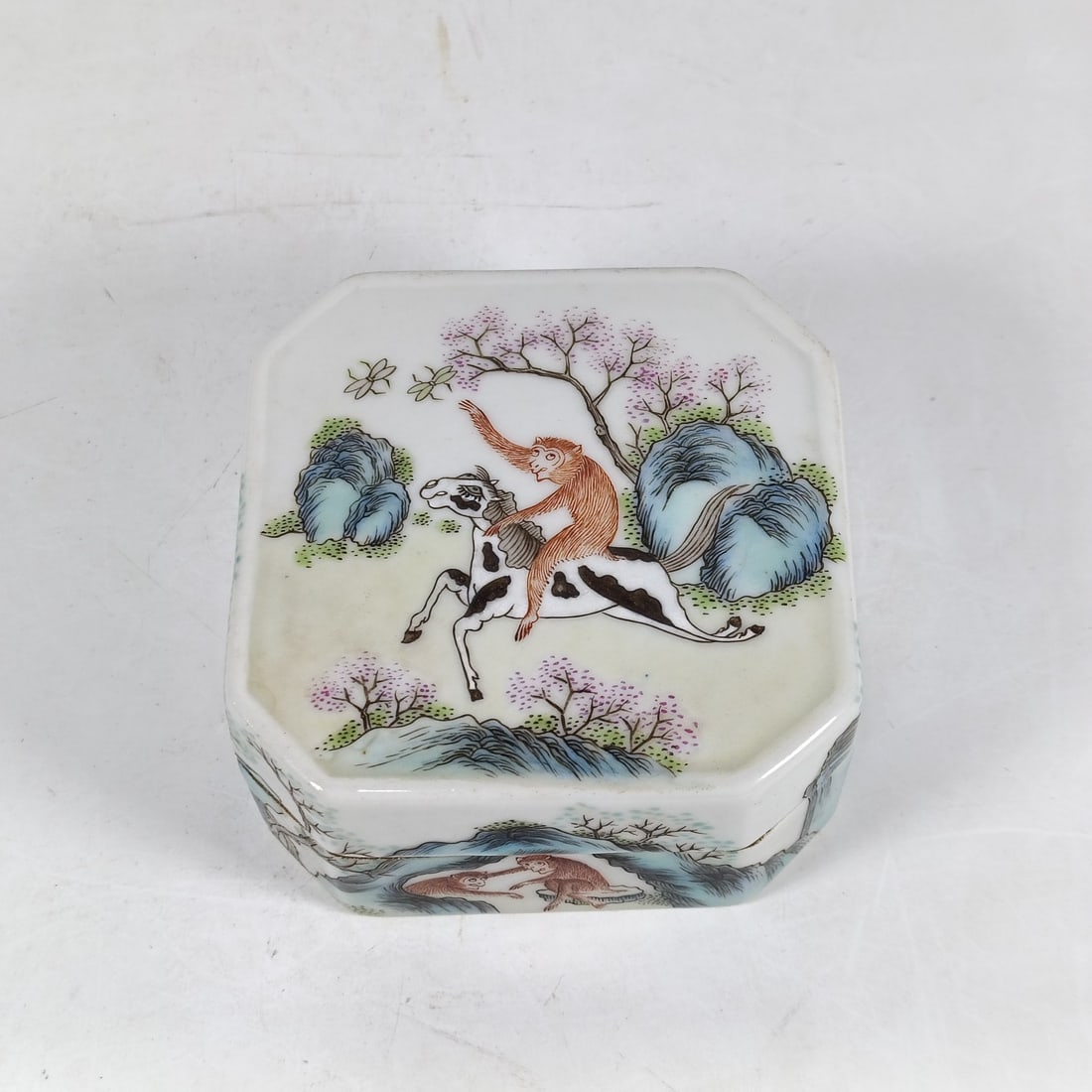 A Exquisite Famille-Rose Monkey Pattern Box: A Exquisite Famille-Rose Monkey Pattern Box,Qing Dynasty, China,Daoguang Six-character Mark,Size:1.5inx3.1inx3.1in 