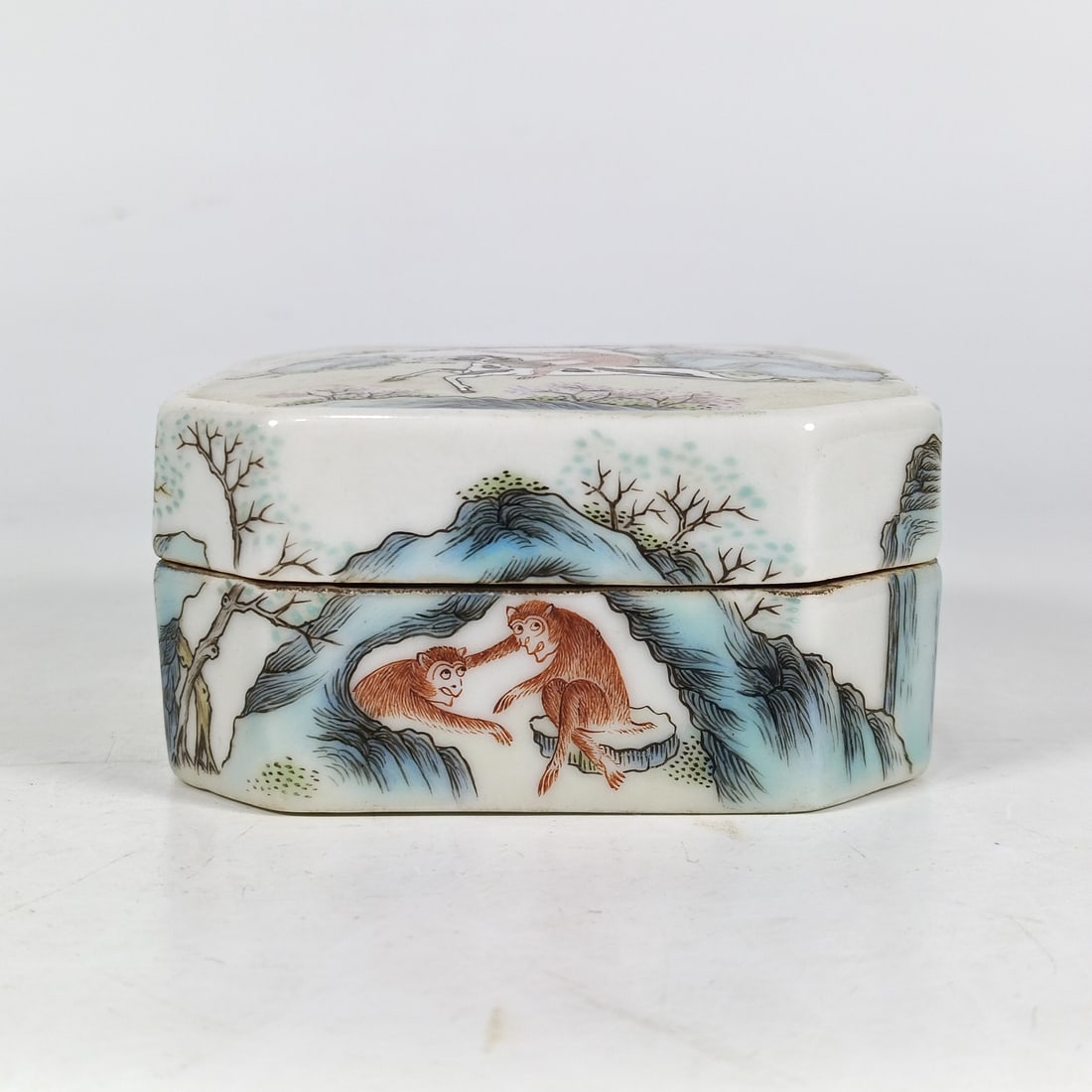 A Exquisite Famille-Rose Monkey Pattern Box - 2