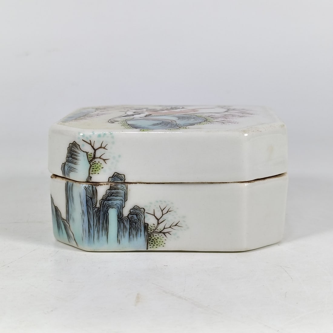 A Exquisite Famille-Rose Monkey Pattern Box - 3