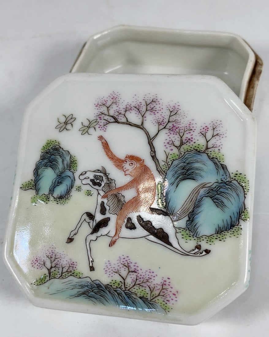 A Exquisite Famille-Rose Monkey Pattern Box - 8