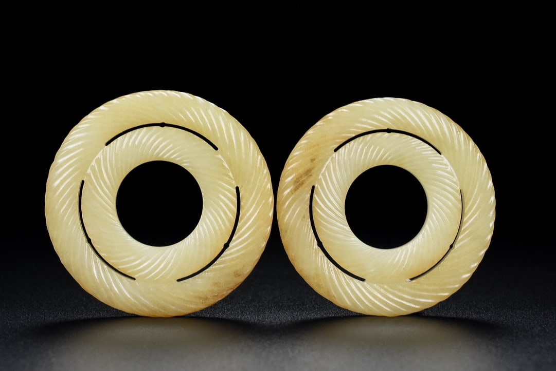 A pair of Exquisite Hetian Jade Pendant: A pair of Exquisite Hetian Jade Pendant,Qing Dynasty, China,Size:2inx0.2inx2in,Weight:42g 一对和田玉玉佩,中国清代