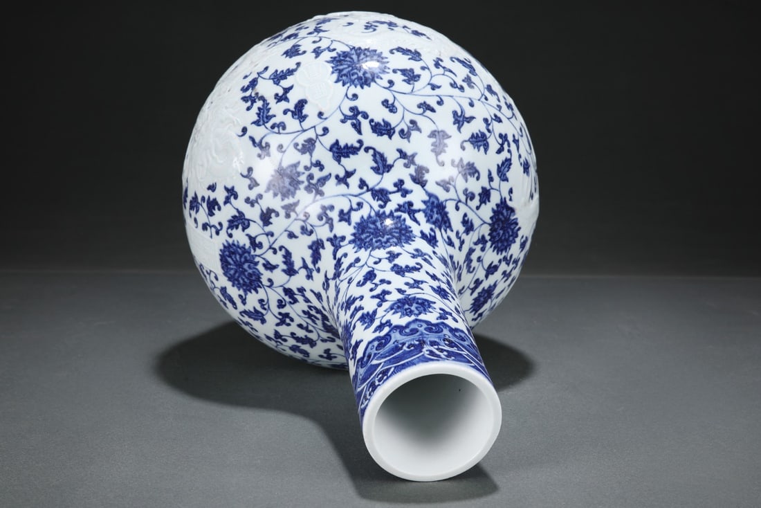 A Exquisite Blue and White Lotus Pattern Dragon Pattern Vase - 4