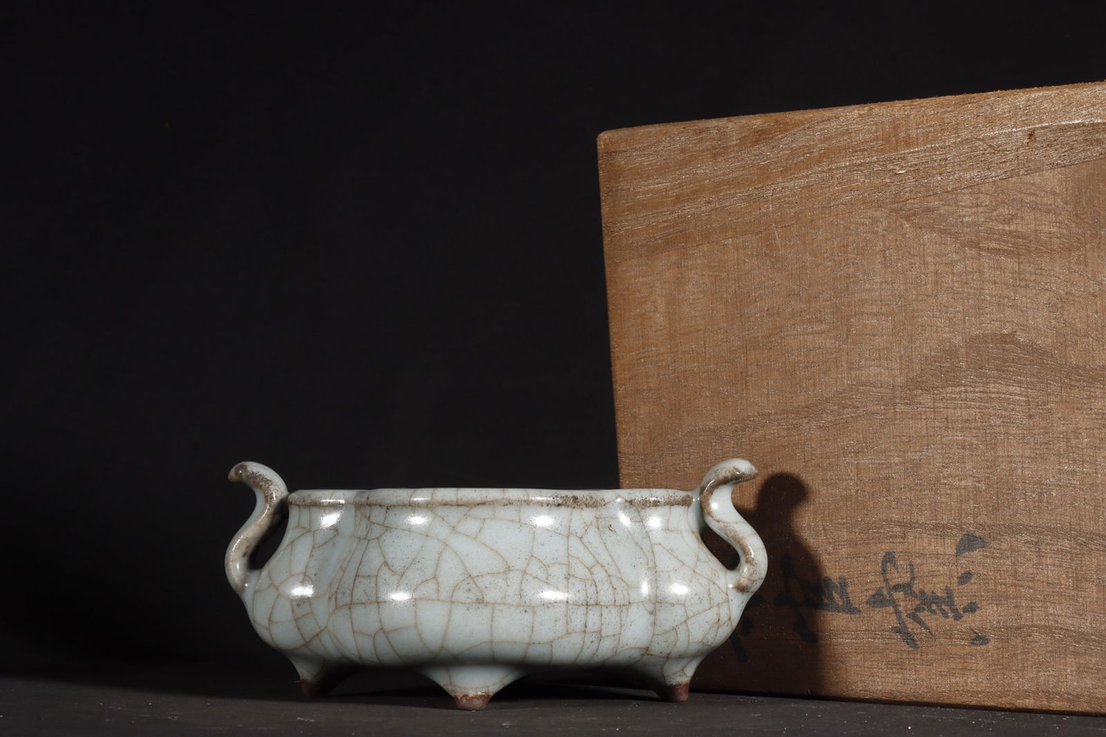 A Exquisite Guan Kiln Celadon Glazed Ice Crackle Pattern Double-Ears Censer: A Exquisite Guan Kiln Celadon Glazed Ice Crackle Pattern Double-Ears Censer,Song Dynasty, China,Size:1.9inx4.3in 