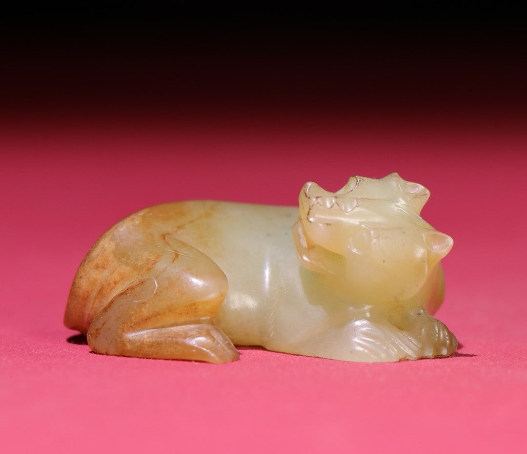 A Exquisite Hetian Jade Auspicious Beast Ornament (1 of 9)