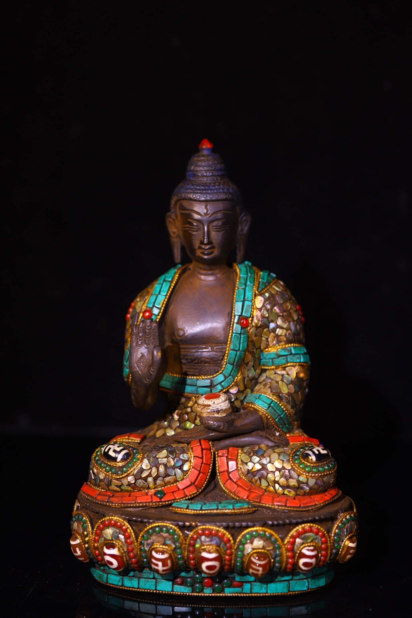 A Exquisite Bronze Dzi Bead-Inlaid Buddha Statue: A Exquisite Bronze Dzi Bead-Inlaid Buddha Statue,Qing Dynasty, China,Size:7.5inx5.1in,Weight:2450g 