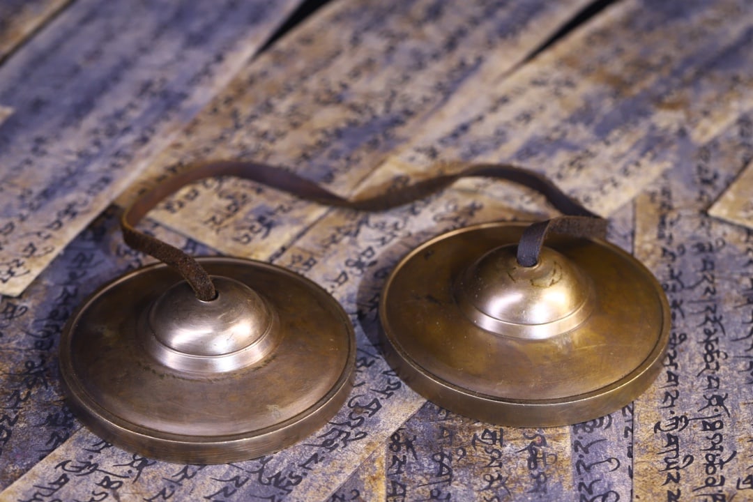 A pair of Exquisite Bronze Bell: A pair of Exquisite Bronze Bell,Qing Dynasty, China,Size:3.3inx0.3in,Weight:450g 一对铜碰铃,中国清代